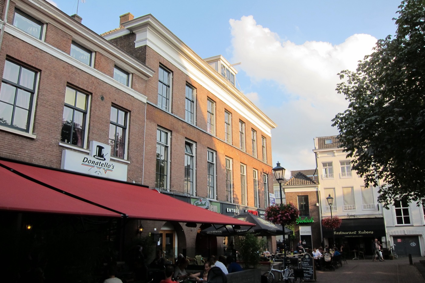 Terrasjes op het Jansplein in het centrum van Arnhem
