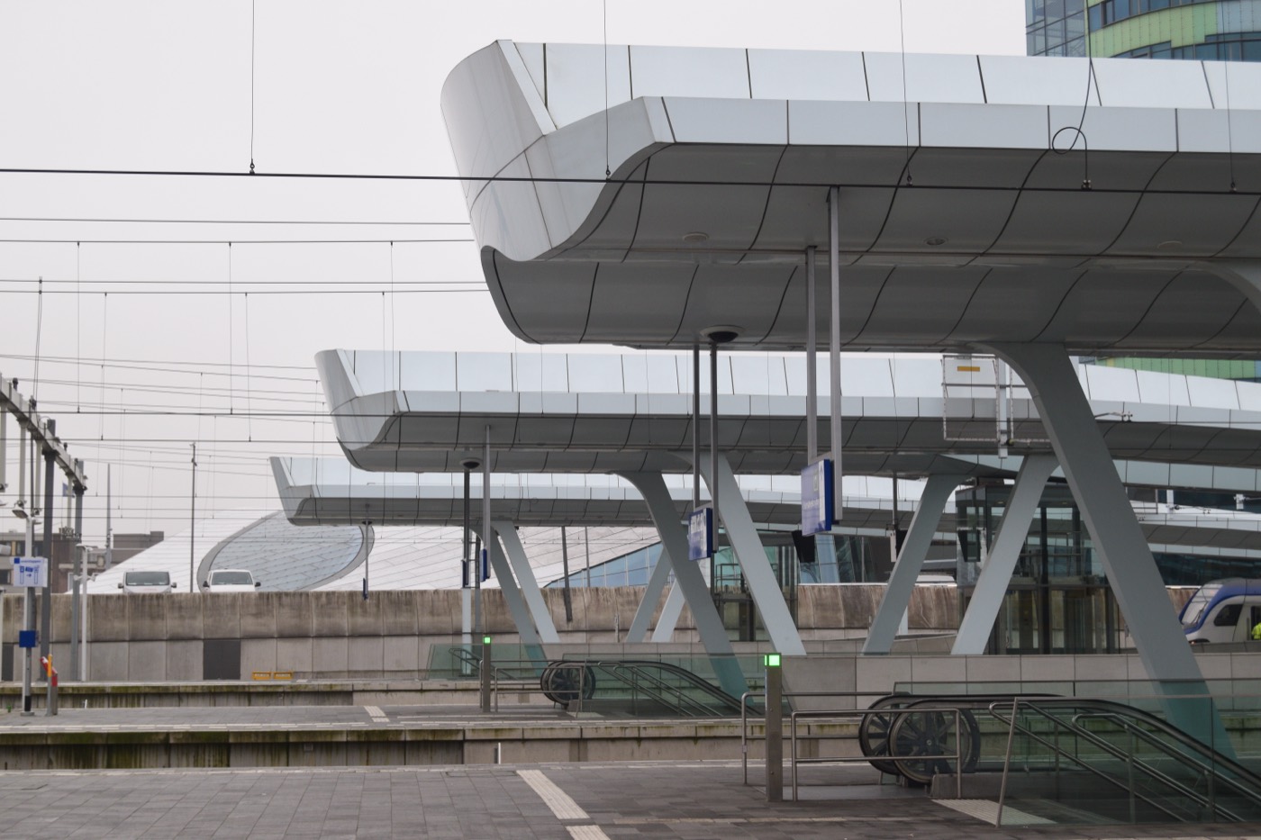 De witte dakschelpen van station Arnhem Centraal